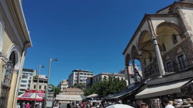 Atina, Yunanistan - 16 Eylül 2025 - Monastiraki Meydanı 'nda kilise ve dükkanları olan turistler