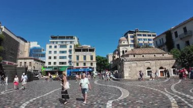 Atina, Yunanistan - 16 Eylül 2025 - Monastiraki Meydanı 'nda kilise ve dükkanları olan turistler
