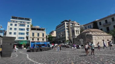 Atina, Yunanistan - 16 Eylül 2025 - Monastiraki Meydanı 'nda kilise ve dükkanları olan turistler