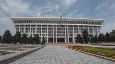 Bişkek, Kırgızistan - 8 Haziran 2025 - Bişkek 'teki Beyaz Saray (Cumhurbaşkanlığı Sarayı)