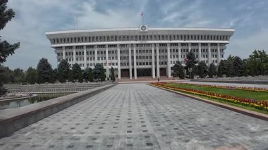 Bişkek, Kırgızistan - 8 Haziran 2025 - Bişkek 'teki Beyaz Saray (Cumhurbaşkanlığı Sarayı)