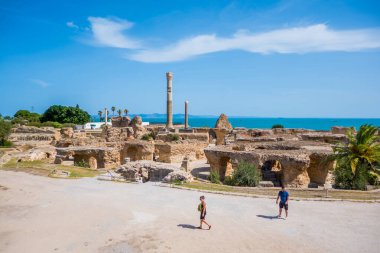 Kartaca, Tunus - 6 Eylül 2025 - Kartaca antik harabelerinde Antoninus hamamlarında turistler