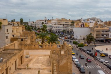 Sfax, Tunus - 12 Eylül 2025 - Sfax şehir merkezindeki trafik ve binalar Kasbah Müzesinden görüldü