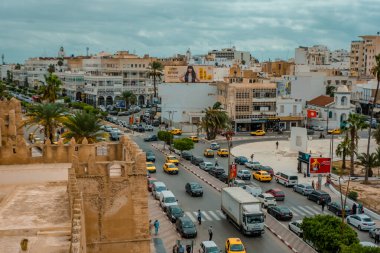 Sfax, Tunus - 12 Eylül 2025 - Sfax şehir merkezindeki trafik ve binalar Kasbah Müzesinden görüldü