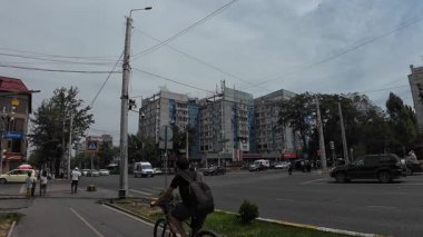 Bishkek, Kırgızistan - 8 Haziran 2025 - Bishkek 'te gizli sokak sahnesi