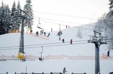 kayakçı 2 yolda B Bukovel Karpatlar, dağ teması ve spor, Kayak
