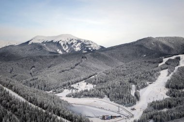 Bukovel 'in güzel dağ tatil köyü, dağ sporları, kayak, Bukovel, Karpat dağları Ukrayna teması