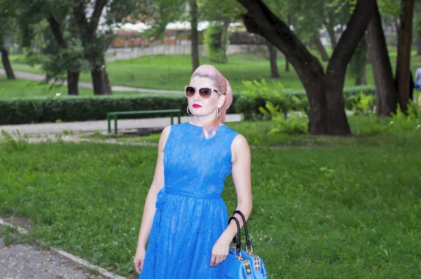 一个蓝色的女人在公园的肖像 主题美丽明亮的女人 — 图库照片