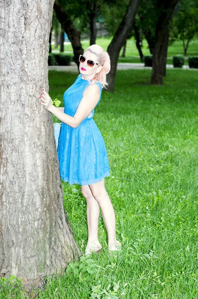 Schöne Frau Baum Das Thema Der Schönen Dynamischen Frauen — Stockfoto