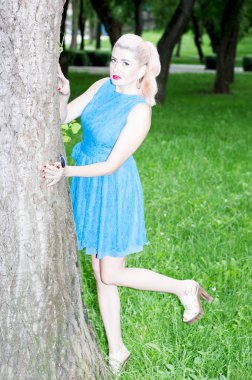 güzel bir kadın bir ağaç, tema güzel canlı kadınların kucaklayan