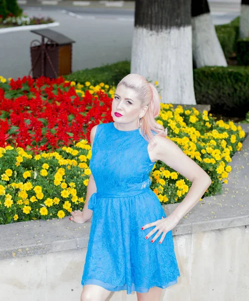 Mooie Vrouw Het Park Door Bloem Bedden Thema Mooie Heldere — Stockfoto