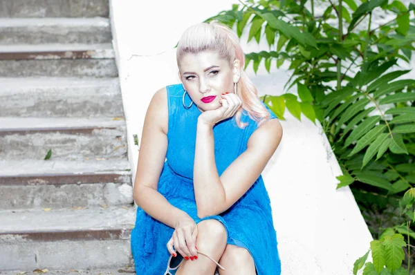 Porträt Einer Sexy Blondine Auf Den Stufen Das Thema Der — Stockfoto