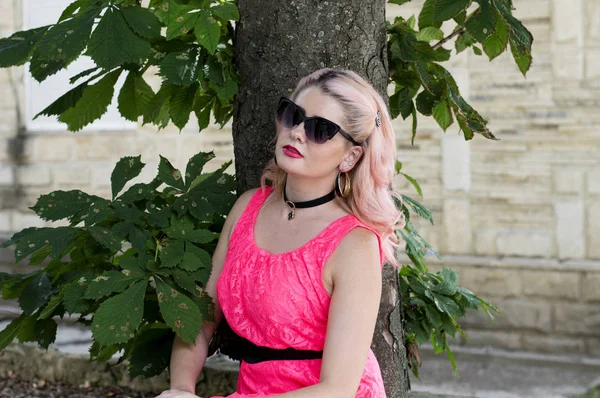 Сексуальная Блондинка Розовом Платье Дерева Красивые Яркие Женщины Тема — стоковое фото