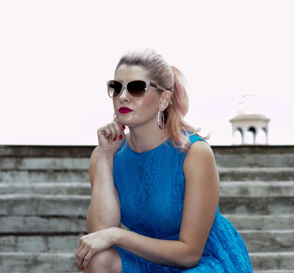 Schöne Blondine Setzte Sich Auf Die Stufen Das Thema Der — Stockfoto