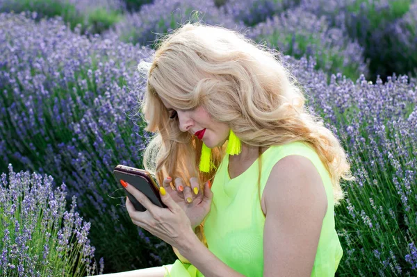 Woman Looks Her Phone Lavender Field Flowers Women — Stock Photo, Image