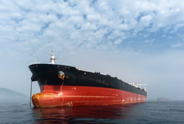 Supertanker sisli bir günde roadstead içinde demirli.