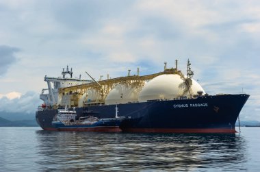 Nakhodka, Rusya Federasyonu - 21 Haziran 2018: Tanker Zaliv'e Vostok Lng-tanker kuğu geçiş yolun ortasında demirlemiş olan bunkering devreye girer.