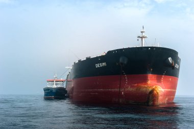 Nakhodka, Rusya - 07 Haziran 2018: Tanker Zaliv'e Nakhodka supertanker Desimi bunkering roadstead üzerinde.