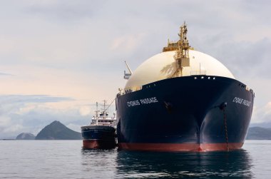 Nakhodka, Rusya Federasyonu - 21 Haziran 2018: Tanker Zaliv'e Vostok Lng-tanker kuğu geçiş yolun ortasında demirlemiş olan bunkering devreye girer.