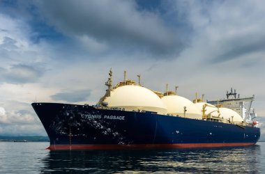 Nakhodka, Rusya - 21 Haziran 2018: Lng-tanker kuğu geçit yoldaki çapa.