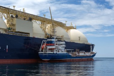 Nakhodka, Rusya Federasyonu - 21 Haziran 2018: Tanker Zaliv'e Vostok Lng-tanker kuğu geçiş yolun ortasında demirlemiş olan bunkering devreye girer.