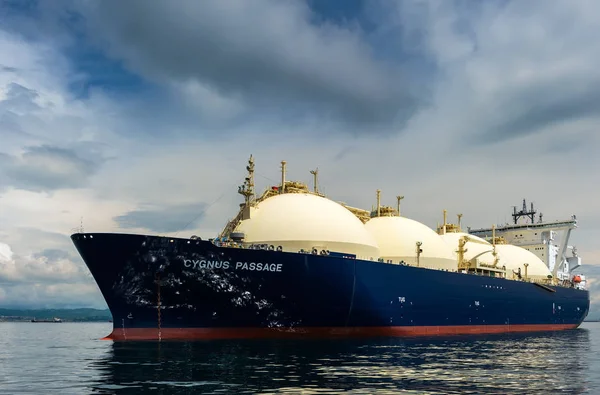 Nakhodka, Rusya - 21 Haziran 2018: Lng-tanker kuğu geçit yoldaki çapa.
