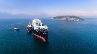 Nakhodka. Rusya - 29 Temmuz 2018: Tanker Ostrov Russkiy Lng-tanker Ob nehir yolda bağlantılı bunkering yapan.
