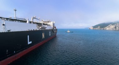 LNG-tanker yolda demirli.