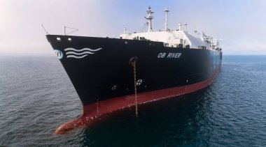 Nakhodka. Rusya - 29 Temmuz 2018: Lng-tanker Ob nehir yolda demir attı.