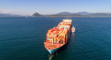 Nakhodka. Rusya - 22 Ağustos 2017: Bunkering tanker Zaliv'e Vostok bir büyük konteyner gemisi Gerner Maersk.