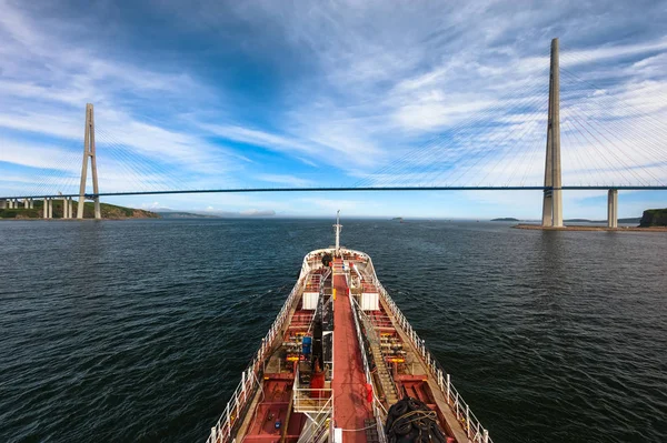 Petroleiro Está Movendo Sob Uma Grande Ponte Por Cabo — Fotografia de Stock