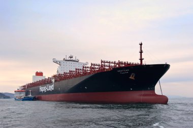 Nakhodka. Rusya - 19 Ekim 2017: Bunkering tanker Zaliv'e Nakhodka bir konteyner gemisi Unayzah.