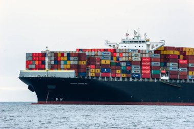 Nakhodka, Rusya - 13 Haziran 2018: Bir büyük konteyner gemisi, Maersk Esmeraldas, yollar demirlemiş yay.