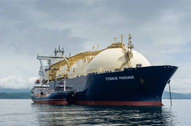 Nakhodka, Rusya Federasyonu - 21 Haziran 2018: Tanker Zaliv'e Vostok Lng-tanker kuğu geçiş yolun ortasında demirlemiş olan bunkering devreye girer.