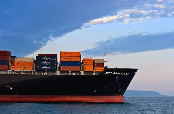 纳霍德卡俄罗斯 2015年8月5日 一艘巨大的集装箱船 Ssc Bruxelles 的船头在道路上抛锚 — 图库照片