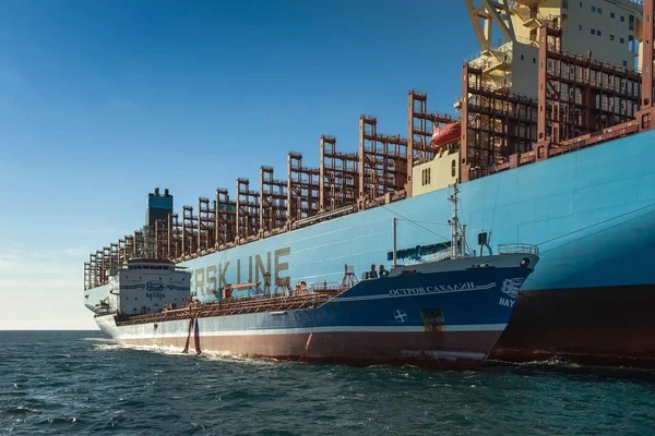 Nakhodka Ryssland Januari 2019 Tanker Ostrov Sakhalin Bunkercontainerfartyg Maastricht Maersk — Stockfoto