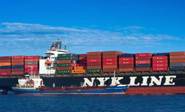 Nakhodka. Rusya - 02 Eylül 2017: Bunkering tanker Ostrov Russkiy bir büyük konteyner gemisi Nyk kova.