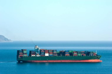 Nakhodka, Rusya Federasyonu - 18 Şubat 2019: konteyner gemisi Cma Cgm Missisipi ayakta çapa, yollarda.