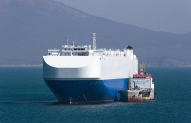 Roadstead küçük bir tankere büyük ro-ro gemi bunkerleri.