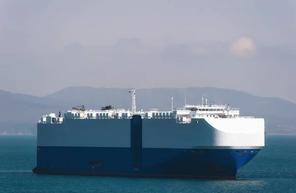 アンカーで道路に立っている roro 船. ストックフォト