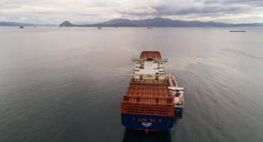 Nakhodka. Rusya - 11 Ağustos 2017: Bunkering tanker Zaliv'e Nakhodka bir büyük konteyner gemisi Apl Paris.