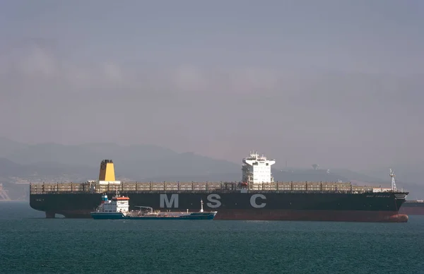 Находка. Россия - 17 марта 2019 года: Танкер-бункер "Залив Находка" большой контейнерный корабль MSC Trieste . — стоковое фото