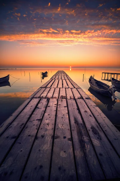 Schöner Sonnenaufgang Oder Sonnenuntergang See Mit Fischerbooten Und Ponton — Stockfoto