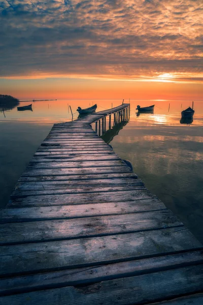 Holzponton Auf Einem See Bei Sonnenaufgang Oder Sonnenuntergang Mit Mehreren — Stockfoto