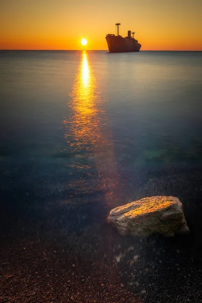 Schöner Sonnenaufgang Einem Strand Auf See Mit Einem Schiffswrack Hintergrund — Stockfoto