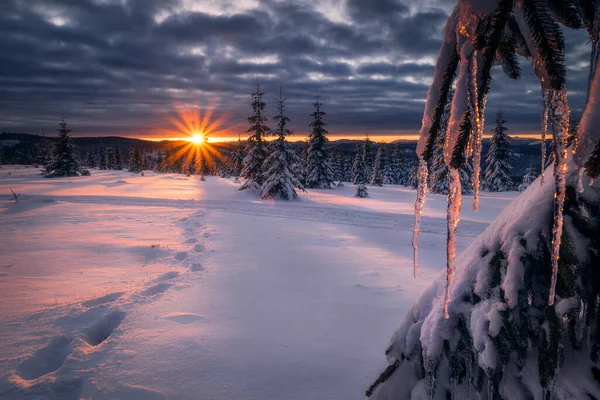 Hermosa Puesta Sol Durante Invierno Cima Las Montañas Con Huellas —  Fotos de Stock