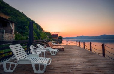 Tuna nehrinde güneşli yataklı bir dubada güzel bir sabah.