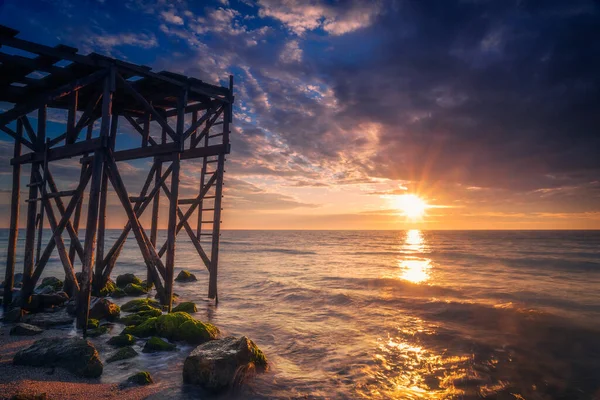 Bezaubernde Landschaft Mit Sonnenstrahlen Aufgenommen Von Einem Sonnenaufgang Oder Sonnenuntergang — Stockfoto