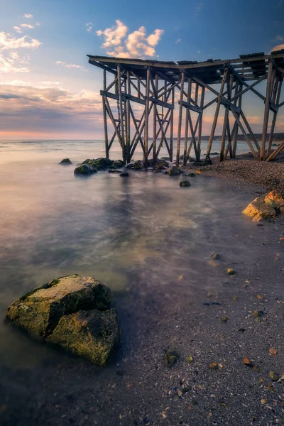 Schöne Aussicht Auf Eine Meeresküste Neben Einem Ponton Bei Sonnenaufgang — Stockfoto