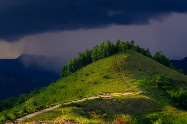 Montanhas Cercadas Nuvens Escuras Tempestade Com Chuva Forte Stoh Tomadas — Fotografia de Stock